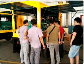 羅德技術(shù)團隊與工廠工作人員討論產(chǎn)品 羅德技術(shù)團隊與工廠工作人員討論產(chǎn)品