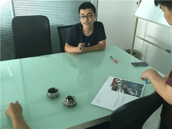 羅德轉(zhuǎn)子泵團(tuán)隊進(jìn)行技術(shù)討論 羅德轉(zhuǎn)子泵團(tuán)隊進(jìn)行技術(shù)討論