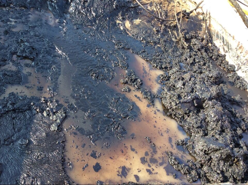 含油污水是原油、泥沙、水等的混合物。