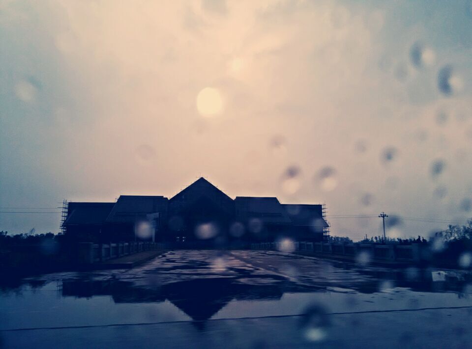 青島羅德售后人員冒雨趕往客戶(hù)所在地 青島羅德售后人員冒雨趕往客戶(hù)所在地