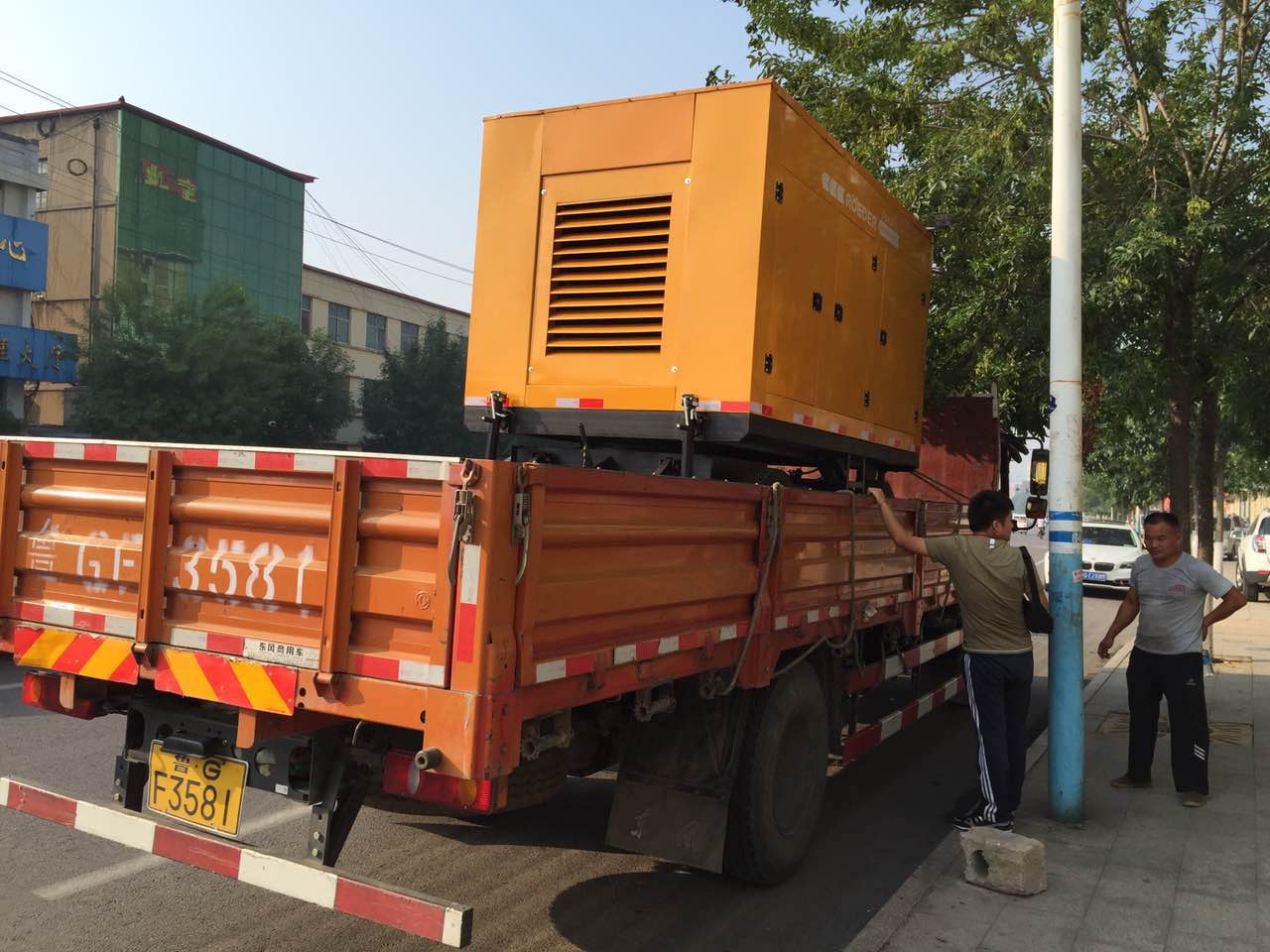 移動泵車到達客戶所在地準(zhǔn)備卸車 移動泵車到達客戶所在地準(zhǔn)備卸車