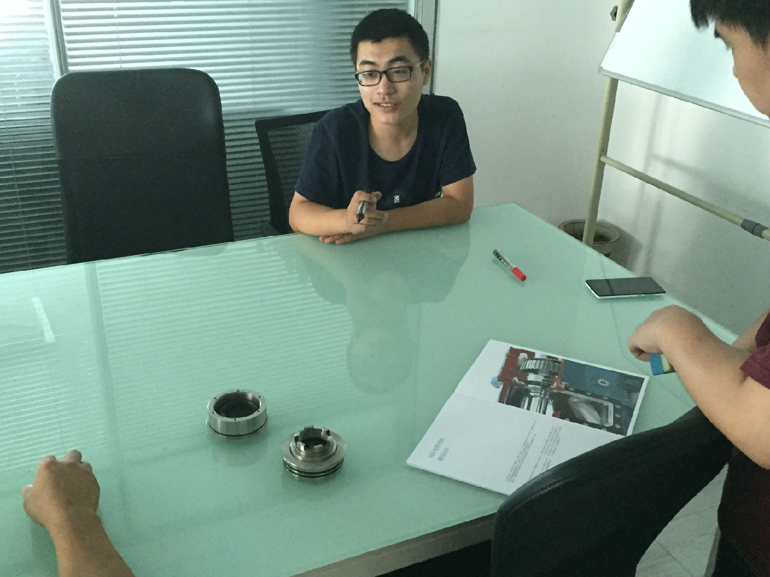 羅德轉子泵團隊進行技術討論 羅德轉子泵團隊進行技術討論