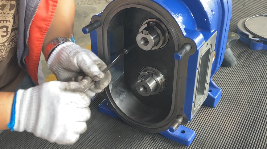 安裝內(nèi)襯板，固定螺絲